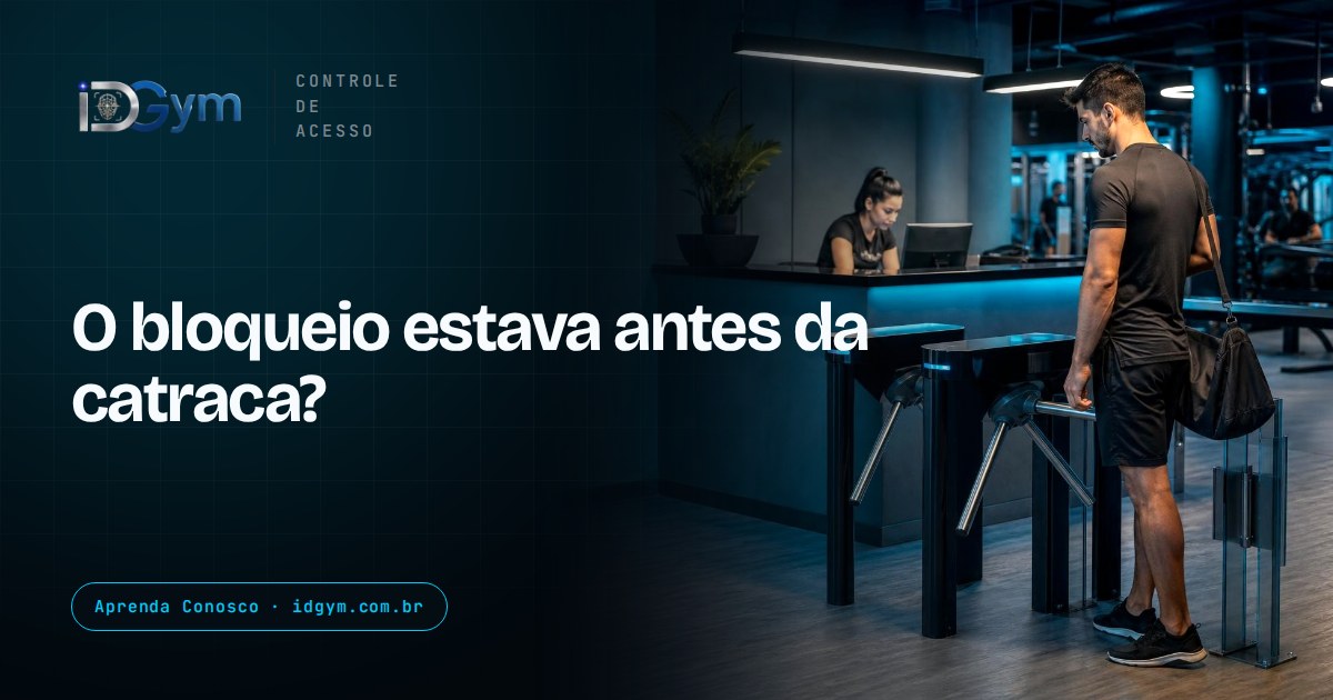 Aluno parado diante da catraca enquanto uma atendente confere o sistema na recepção de uma academia.