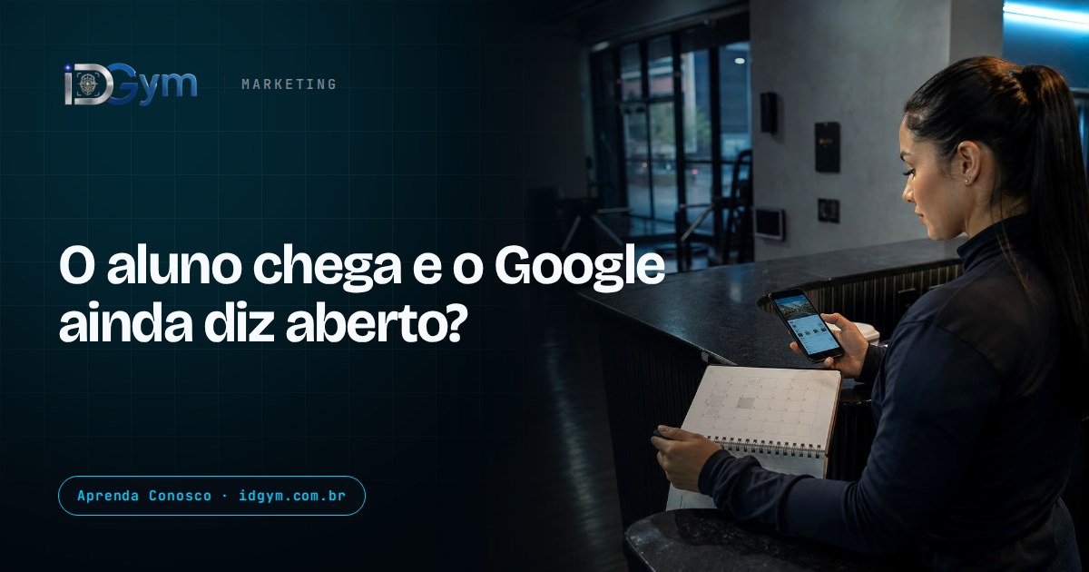 Recepção de academia brasileira com atendente conferindo no celular o horário da empresa no Google antes de um feriado, com a entrada da academia ao fundo.