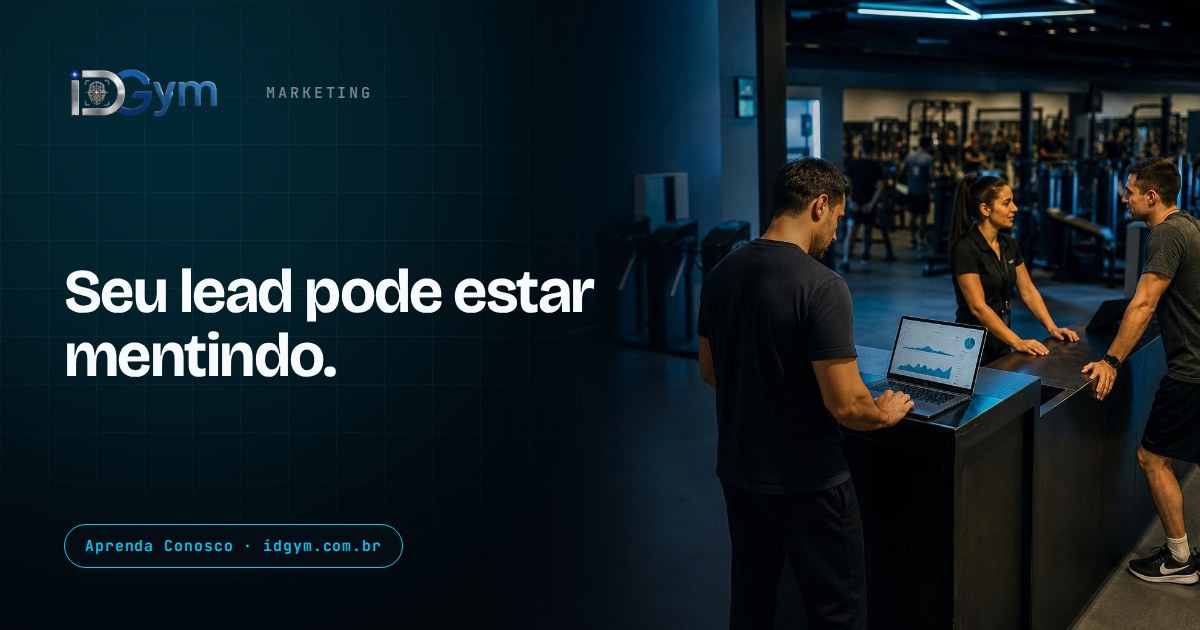 Gestor de academia analisando campanhas no notebook ao lado da recepção, com equipe atendendo alunos e catracas ao fundo.