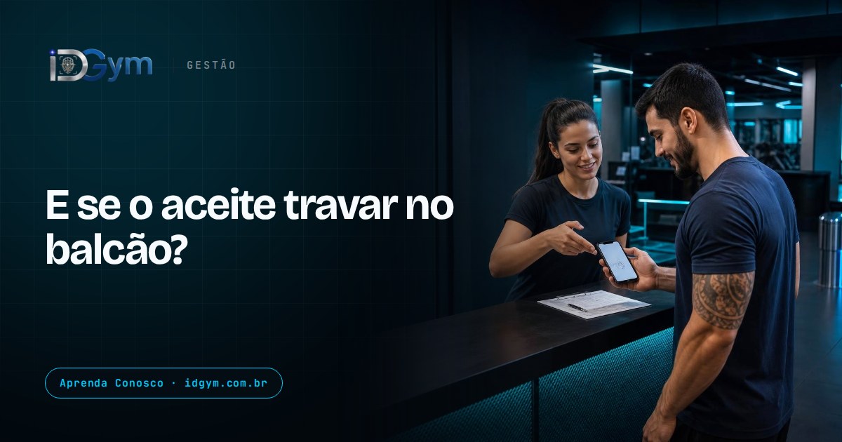 Atendente de academia orienta um aluno a assinar um contrato no celular na recepção, com papéis impressos ao fundo.