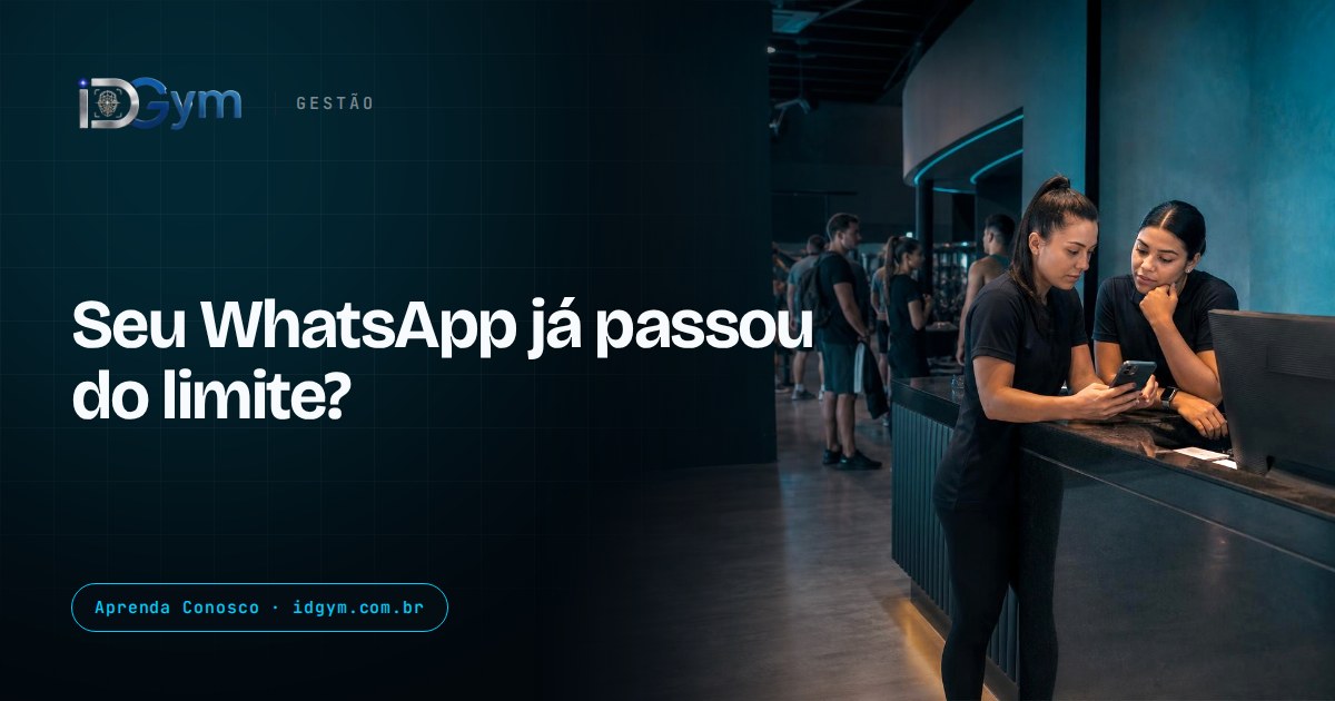 Recepção de academia com duas atendentes e fila de alunos enquanto um celular mostra uma conversa de WhatsApp no balcão, com espaço livre à esquerda.