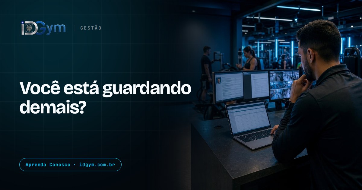 Gestor de academia observando cadastro, contrato e imagens de câmeras em um notebook no balcão da recepção.