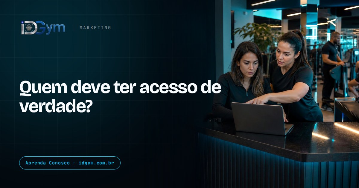 Gestora e atendente na recepção de uma academia olhando o Perfil da Empresa da academia em um notebook, com espaço vazio à esquerda.