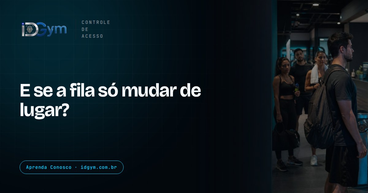 Aluno tentando acessar uma catraca com leitura facial em uma academia enquanto uma pequena fila se forma na entrada.