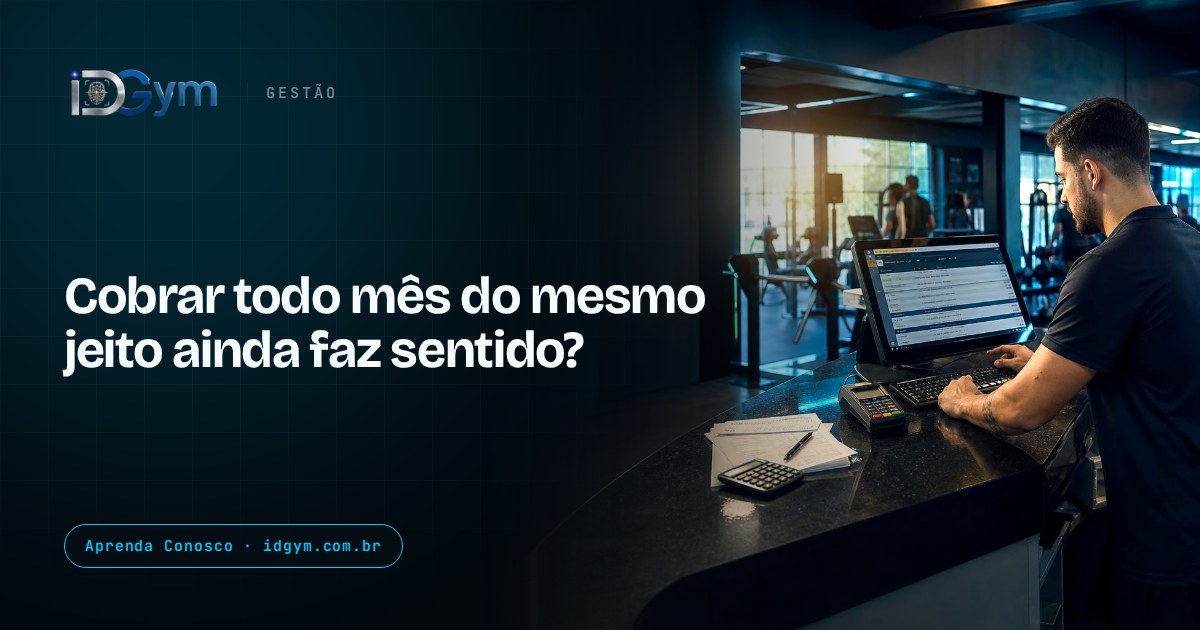 Recepção de academia com atendente analisando cobranças recorrentes no computador ao lado de itens financeiros no balcão.